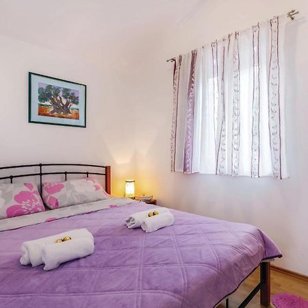 1 Bedroom Stunning Apartment In Bakarac Buitenkant foto