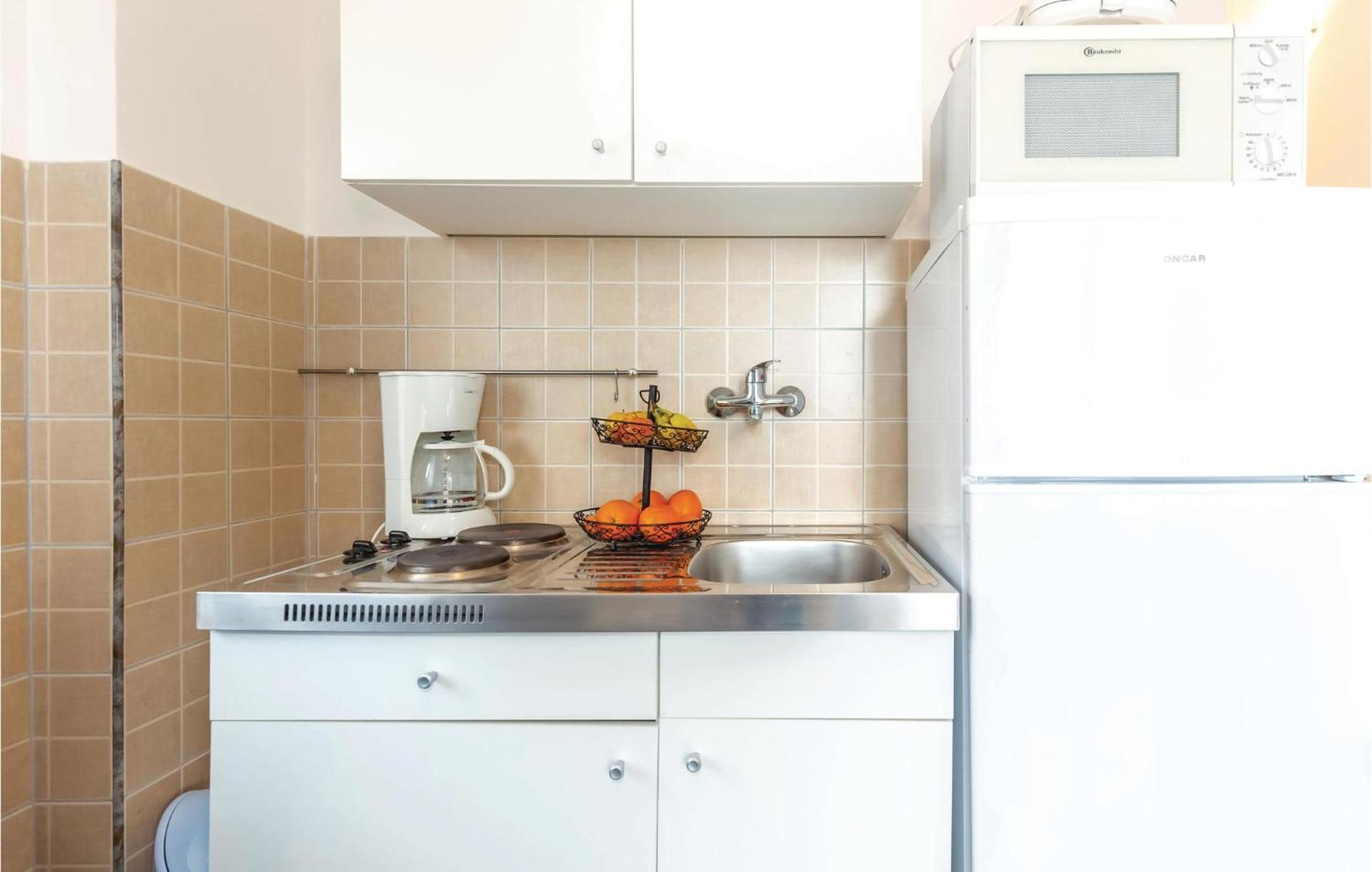 1 Bedroom Stunning Apartment In Bakarac Buitenkant foto