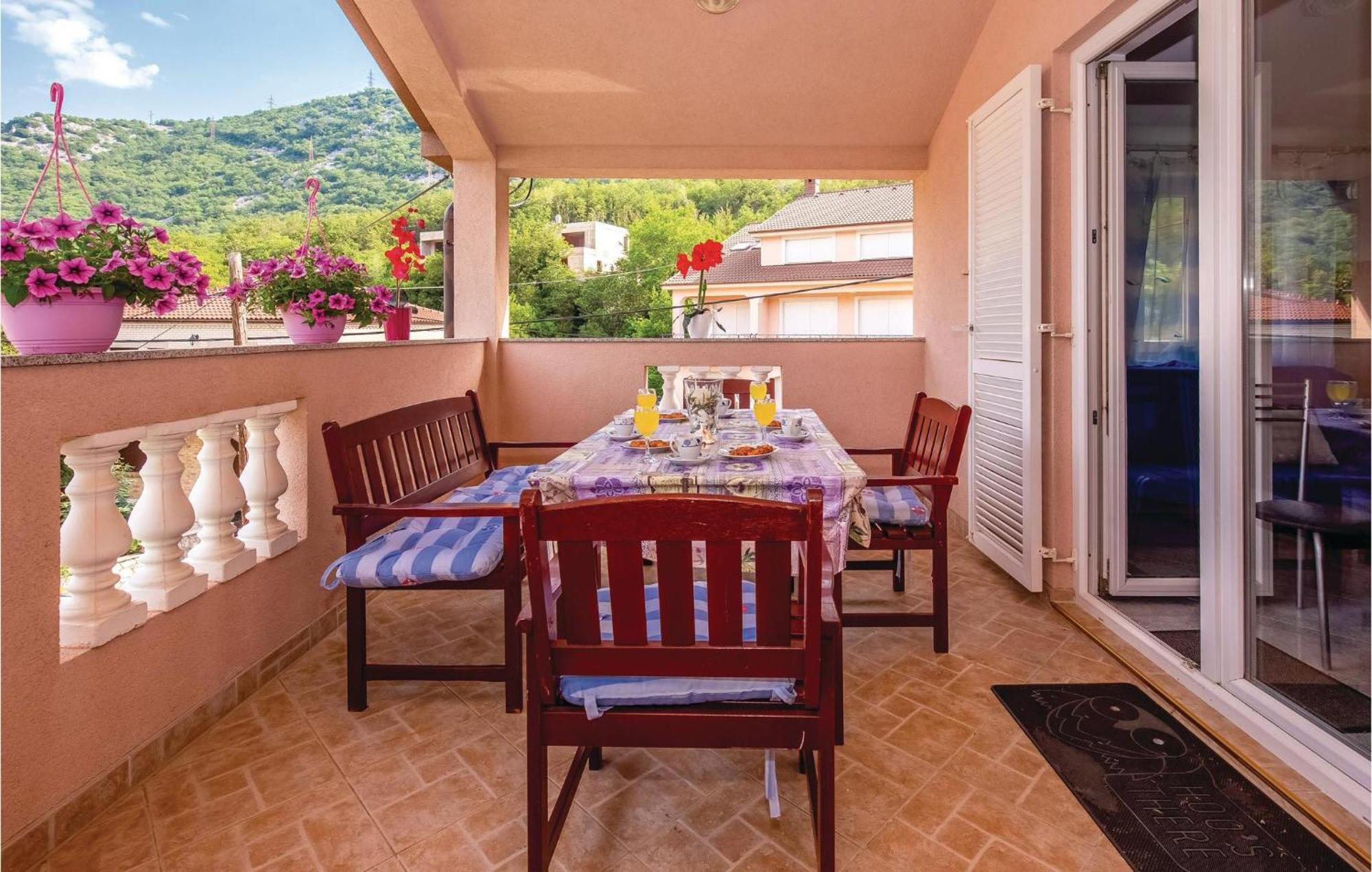 1 Bedroom Stunning Apartment In Bakarac Buitenkant foto