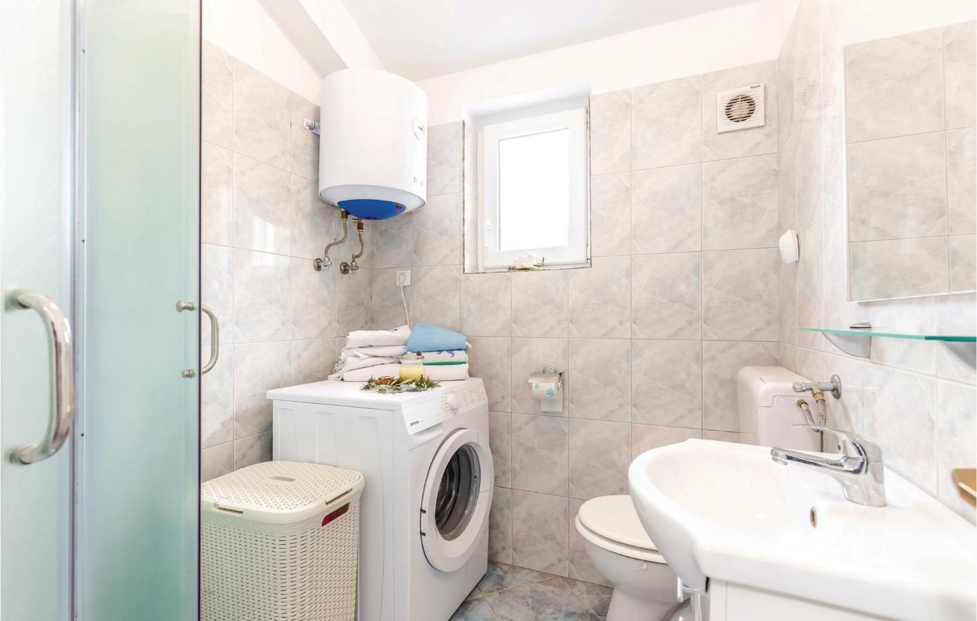 1 Bedroom Stunning Apartment In Bakarac Buitenkant foto