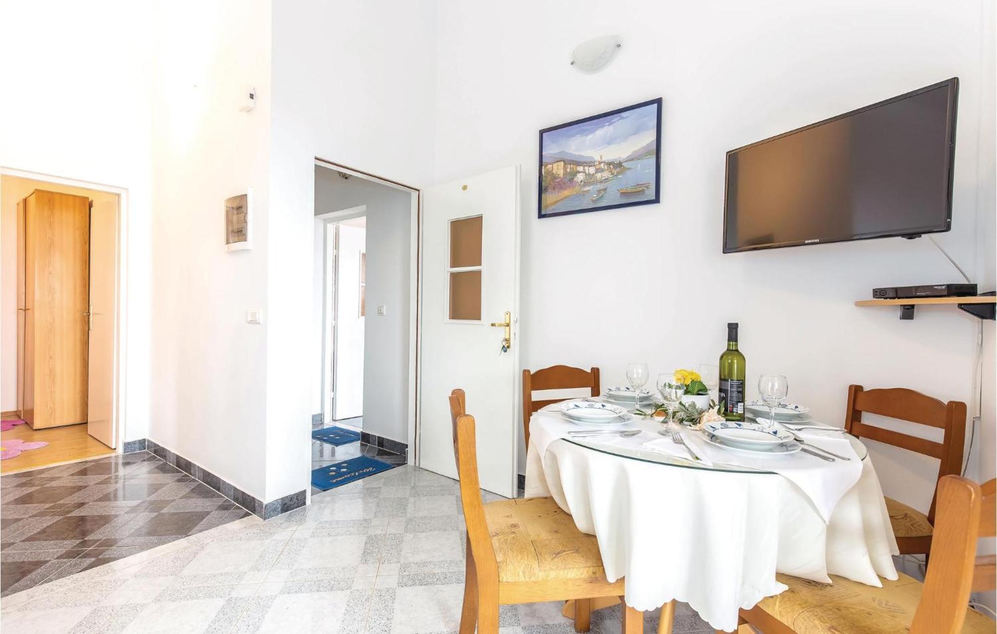 1 Bedroom Stunning Apartment In Bakarac Buitenkant foto