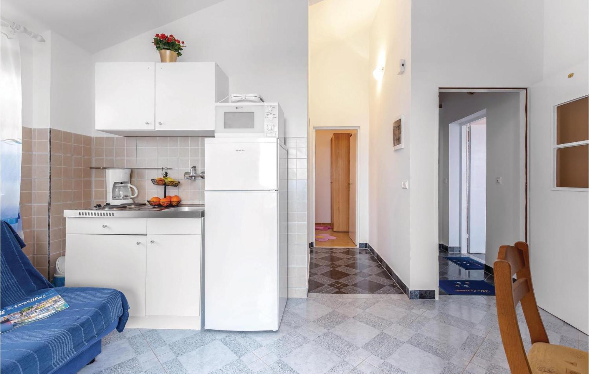 1 Bedroom Stunning Apartment In Bakarac Buitenkant foto